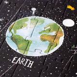 Puzzle: Discover the planets, ein 200-teiliges Leuchtpuzzle aus FSC-Papier und recyceltem Karton, zeigt die Erde mit einem fehlenden Teil. Ideal für Kinder ab 6 Jahren.