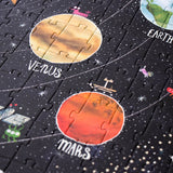 Puzzle: Discover the planets, ein 200-teiliges Puzzle mit Planeten und Sternen, hergestellt aus FSC-Papier, leuchtet im Dunkeln und eignet sich für Kinder ab 6 Jahren.