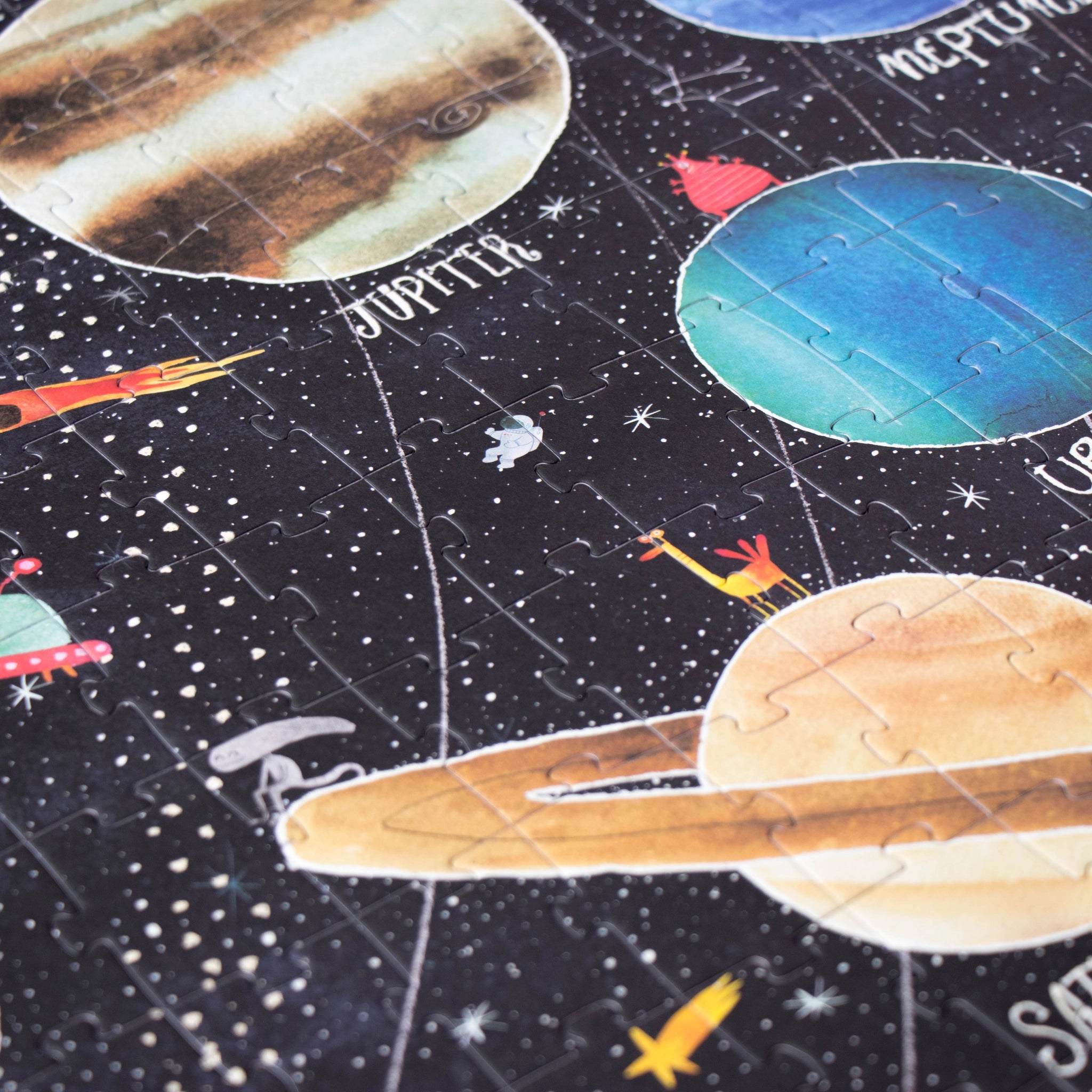 Puzzle: Entdecke die Planeten – Ein 200-teiliges Puzzle mit Planeten und Sternen, das im Dunkeln leuchtet. Aus recyceltem Material, für Kinder ab 6 Jahren, hergestellt in Spanien.