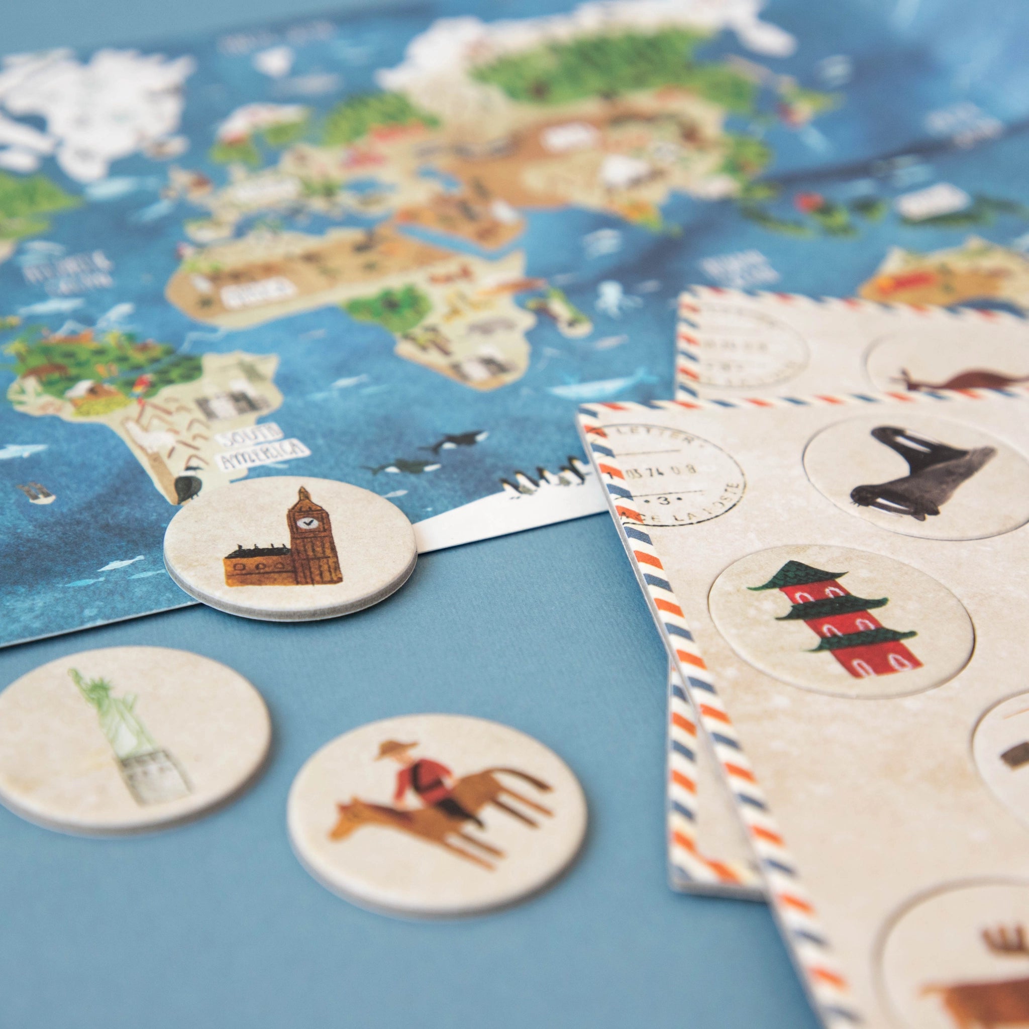 Puzzle: Discover the world zeigt ein 200-teiliges Weltkarten-Puzzle aus FSC-Papier und recyceltem Karton mit runden Magneten, ideal für junge Entdecker ab 6 Jahren. Enthält ein Suchspiel mit Wahrzeichen-Kärtchen.