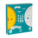 Strategiespiel: Tic Tac Toe - Sun and Moon aus Buchenholz zeigt stilisierte Sonne und Mond auf dem Spielfeld, ideal für Kinder ab 4 Jahren zur Förderung von logischem Denken und Konzentration.