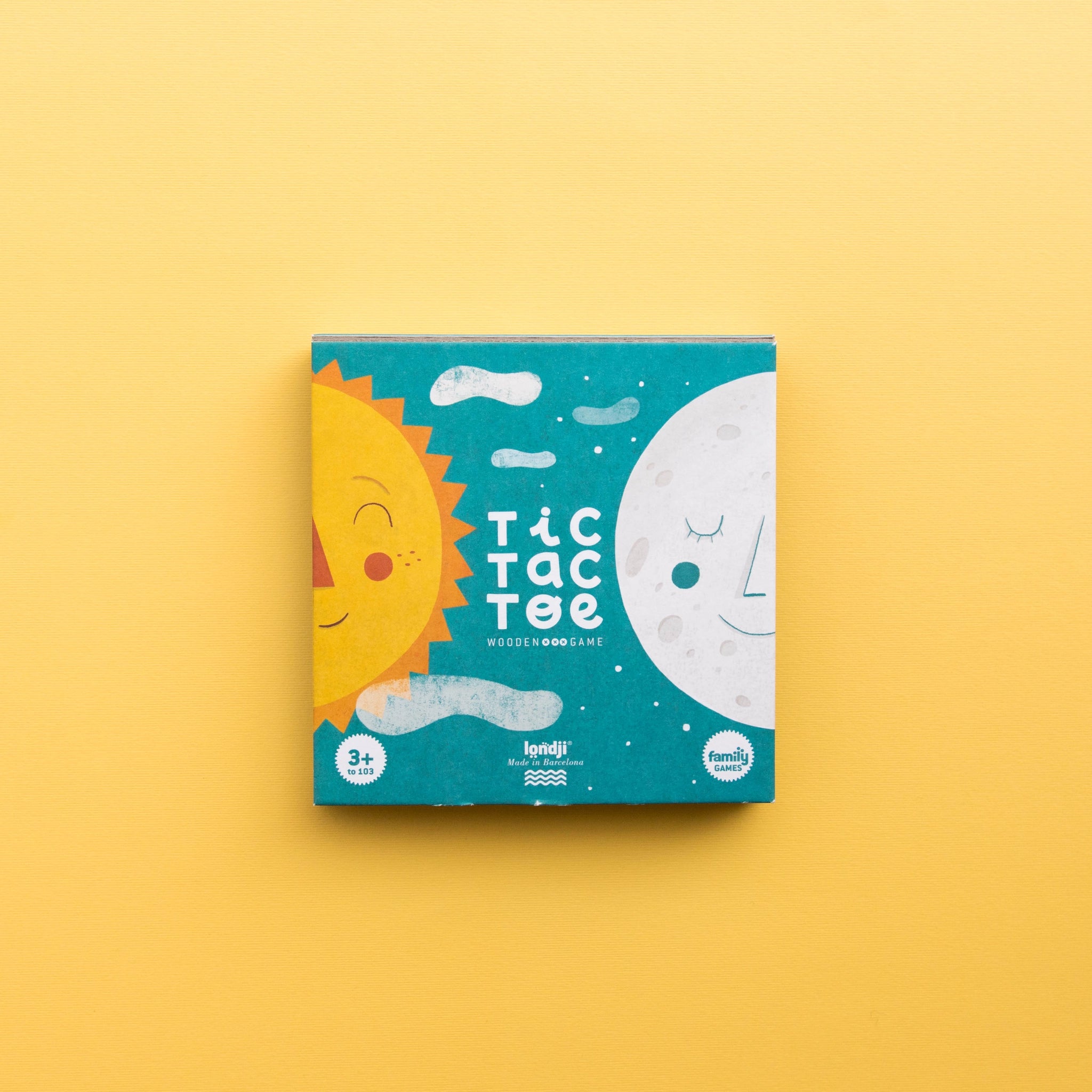 Strategiespiel: Tic Tac Toe - Sun and Moon, aus massivem Buchenholz, zeigt ein Sonne-Mond-Design. Fördert spielerisches Lernen und Konzentration, geeignet für Kinder ab 4 Jahren, handgefertigt in Spanien.