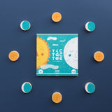 Strategiespiel: Tic Tac Toe - Sun and Moon, aus massivem Buchenholz, zeigt ein liebevolles Sonne-Mond-Design mit runden Spielfiguren. Fördert spielerisch logisches Denken, geeignet für Kinder ab 4 Jahren.