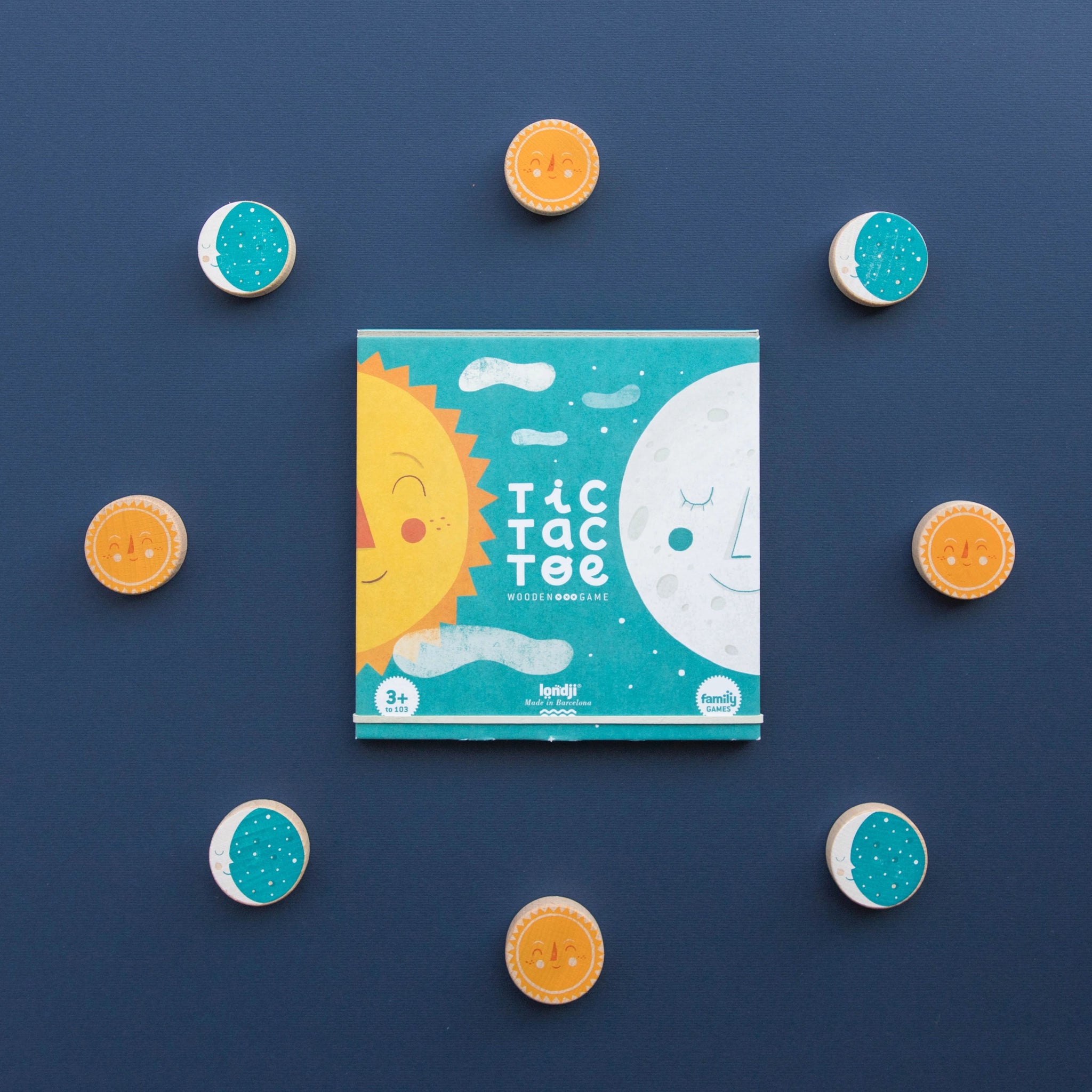 Strategiespiel: Tic Tac Toe - Sun and Moon, aus massivem Buchenholz, zeigt ein liebevolles Sonne-Mond-Design mit runden Spielfiguren. Fördert spielerisch logisches Denken, geeignet für Kinder ab 4 Jahren.