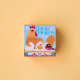 Memory: Chicks & Chickens, ein Memory-Spiel in einer Box mit liebevoll illustrierten Hennen- und Küken-Paaren, fördert Gedächtnis und Konzentration, hergestellt aus recyceltem Karton in Spanien. Geeignet für Kinder ab 3 Jahren.