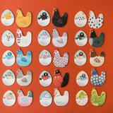 Memory: Chicks & Chickens - Ein Set aus Hühner- und Küken-Magneten, ideal für das Memory-Spiel. Hergestellt aus nachhaltigem Material in Spanien, fördert es Gedächtnis und Konzentration für Kinder ab 3 Jahren.