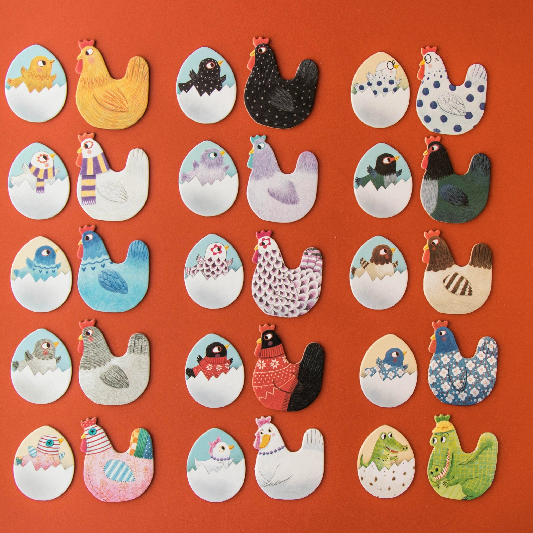 Memory: Chicks & Chickens - Ein Set aus Hühner- und Küken-Magneten, ideal für das Memory-Spiel. Hergestellt aus nachhaltigem Material in Spanien, fördert es Gedächtnis und Konzentration für Kinder ab 3 Jahren.