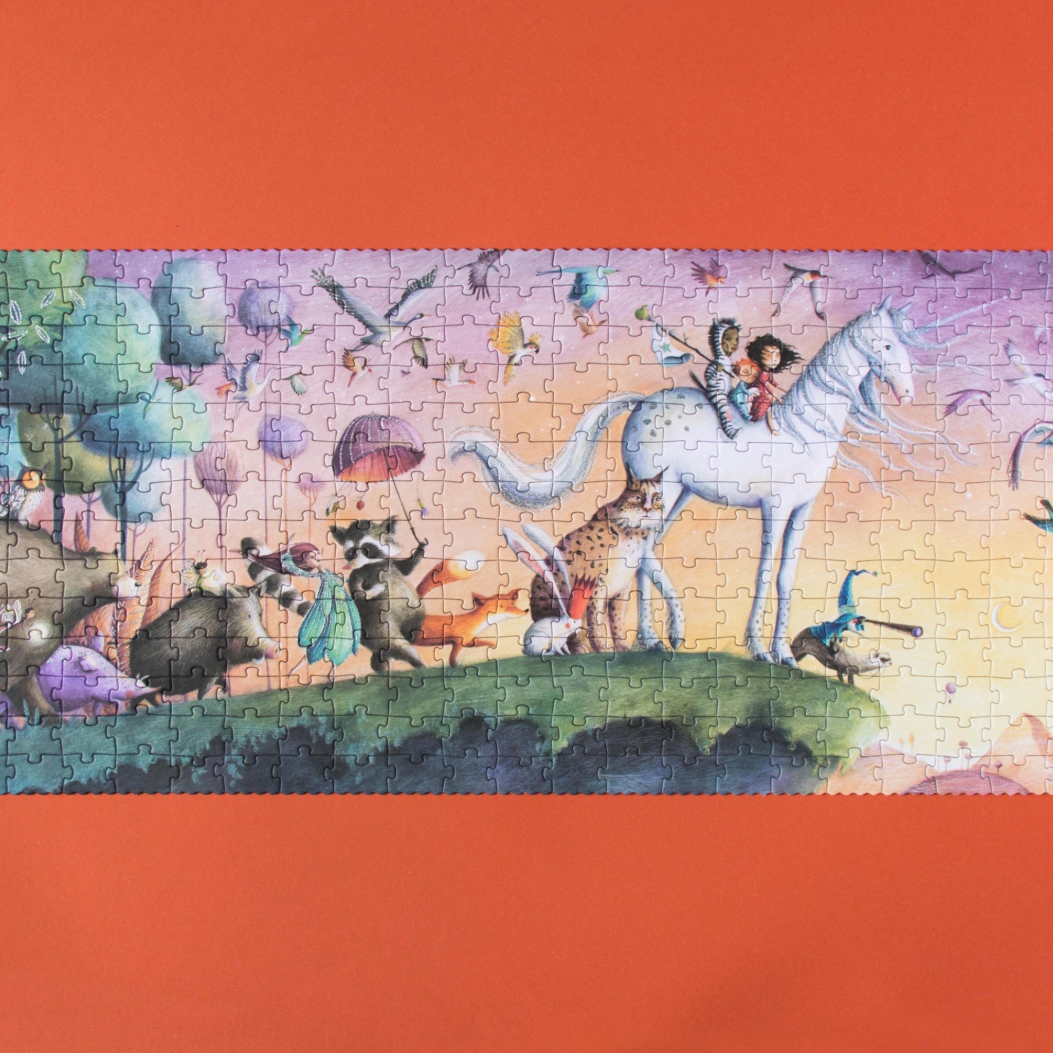 Puzzle: Mein Einhorn, ein 350-teiliges Puzzle aus FSC-Papier und recyceltem Karton, zeigt eine wunderschöne Illustration mit glitzernden Elementen von Tieren und Kindern auf einem Pferd, geeignet für Kinder ab 6 Jahren.