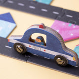 Gesellschaftsspiel: Roads, ein kreatives Legespiel mit einem Spielzeugauto auf einer Straße, aus FSC-Papier und recyceltem Karton, hergestellt in einer spanischen Manufaktur, ideal für Familien- oder Solospiel.