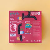 Gesellschaftsspiel: Roads in einer Box mit Straßen- und Kartenmotiv, enthält Anleitung und 6 Autos. Kreatives Spiel aus recyceltem Material, hergestellt in Spanien, eignet sich für Familien- oder Solospiel.