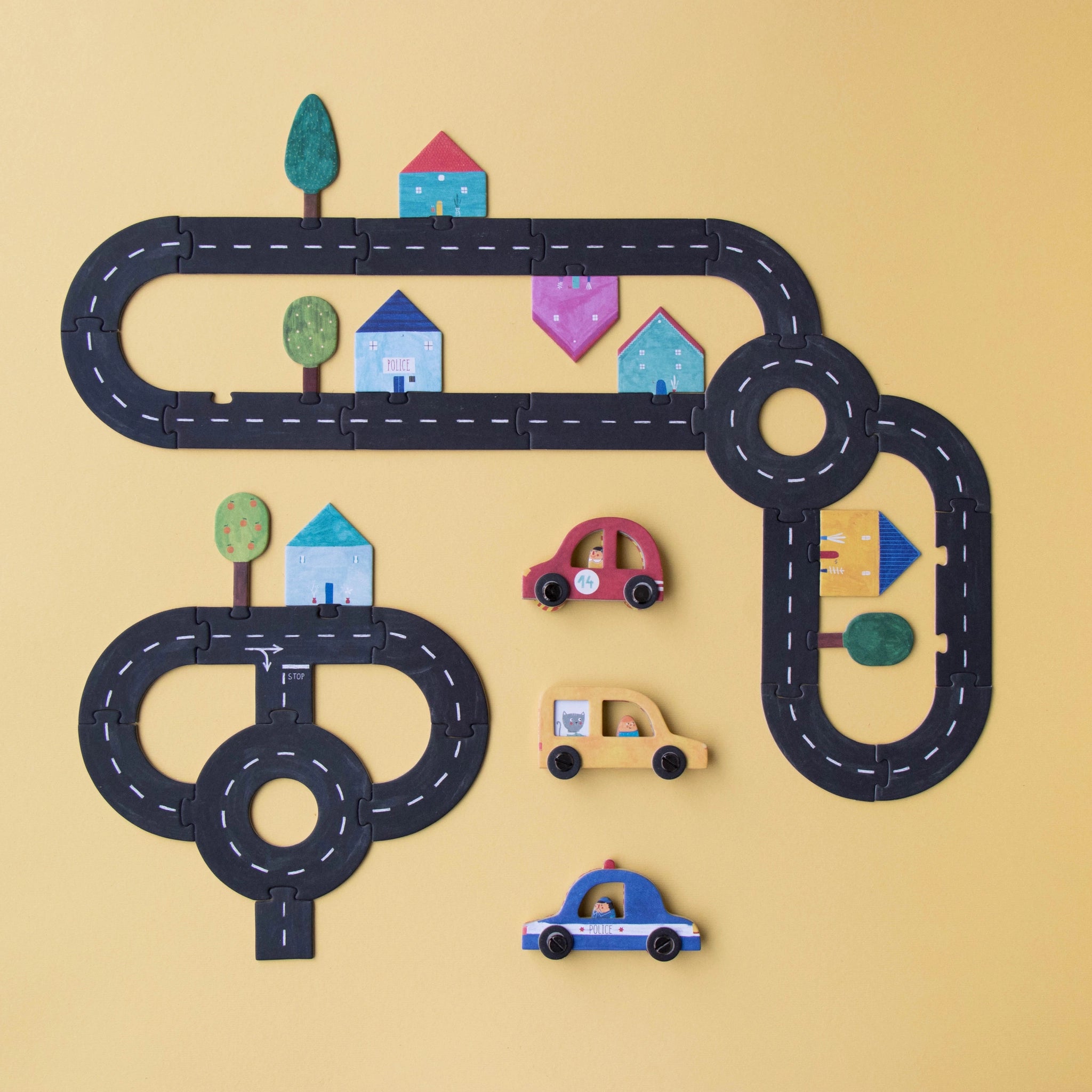 Gesellschaftsspiel: Roads, ein kreatives Legespiel mit Puzzle-Straßen und Cartoon-Autos, inklusive Anleitung. Hergestellt aus FSC-Papier und recyceltem Karton, ideal für Familien- oder Solospiel.