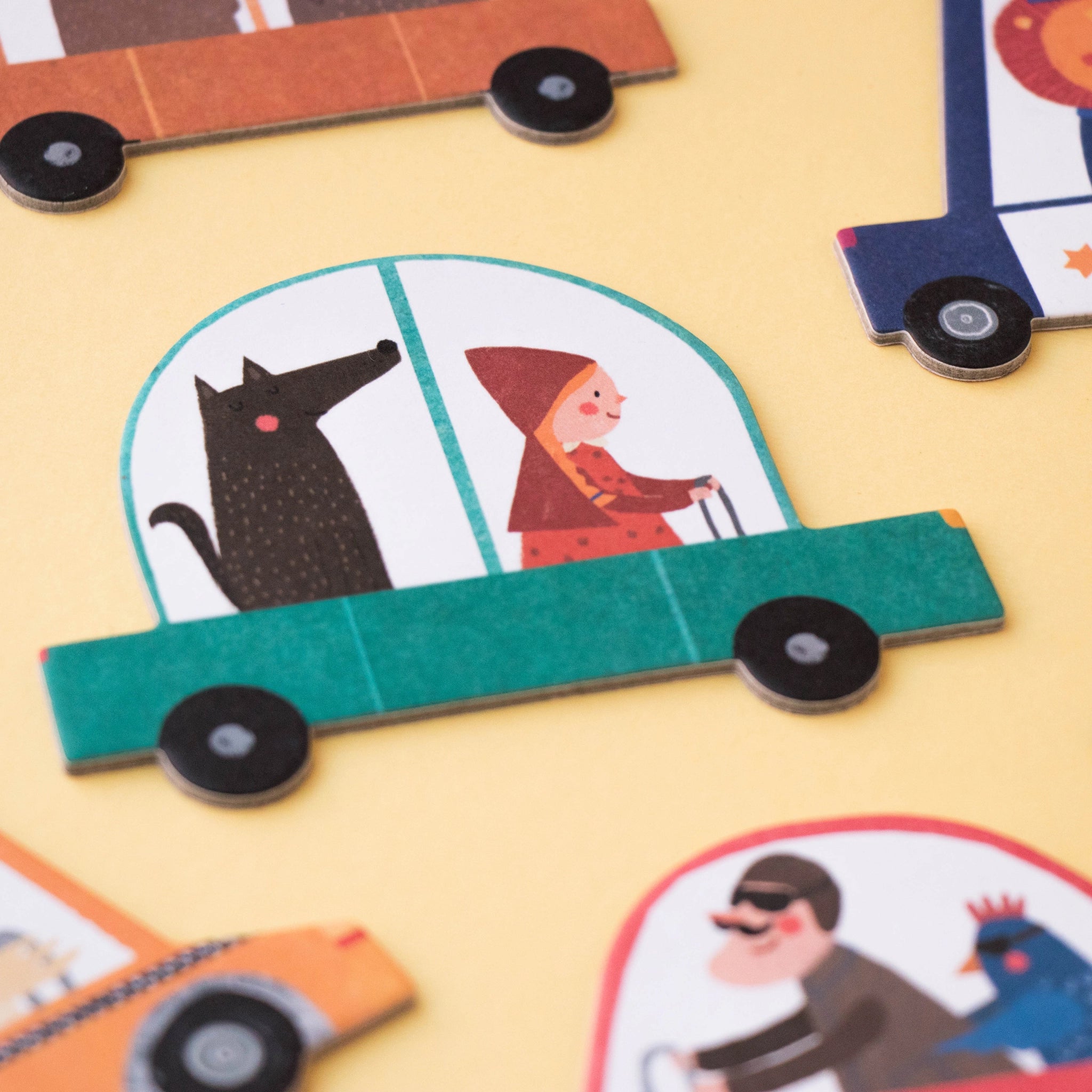 Puzzle & Suchspiel: Beep Beep zeigt ein Cartoon-Motiv mit einem Mädchen und einem Wolf im Auto, inspiriert von nachhaltig hergestellten Produkten. Enthält 48 Teile und fördert kindliche Konzentration.