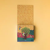 Taschenpuzzle: My little farm – Ein 24-teiliges Puzzle mit 16 Suchkarten, ideal für Kinder ab 3 Jahren. Bild eines Kindes auf einer Leiter an einem Baum, hergestellt aus recyceltem Material in Spanien.