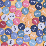 Lernspiel: Multiplications – Eine Sammlung von bunten Kreisen mit Zahlen, ideal zum spielerischen Üben des Einmaleins für Kinder ab 6 Jahren, aus nachhaltigen Materialien in Spanien gefertigt.