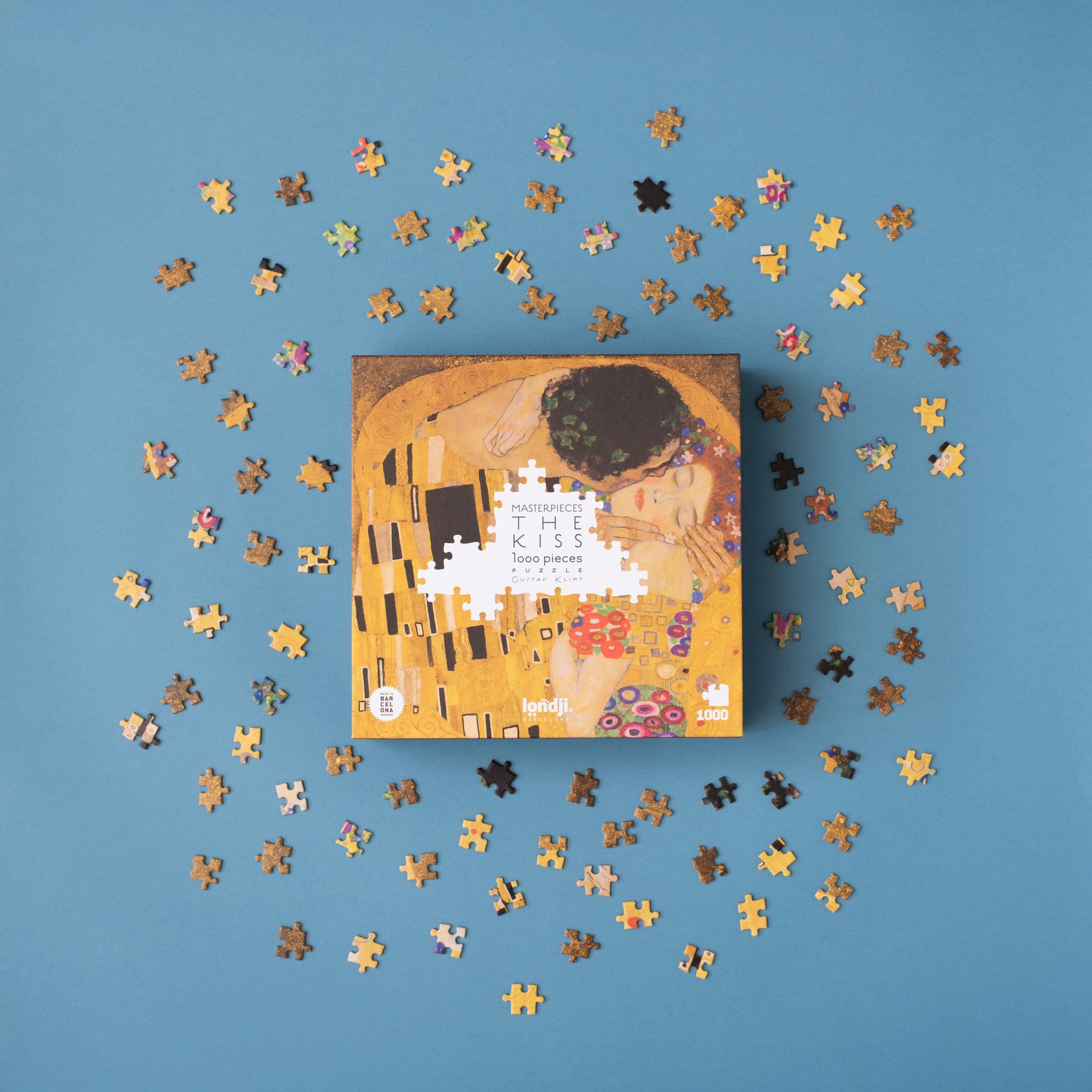 Puzzle: Der Kuss, zeigt das berühmte Gemälde von Klimt auf einer Puzzlebox. Aus 1000 Teilen gefertigt, ideal für Kunstliebhaber, spiegelt es KLICKKLACKs Engagement für ästhetische, nachhaltige Produkte wider.