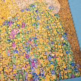 Puzzle: The Kiss – 1000-teiliges Puzzle mit Klimts berühmtem Gemälde Der Kuss, aus FSC-Papier und recyceltem Karton, ideal zum Rahmen. Perfekt für kunstliebende Erwachsene, nachhaltig in Spanien hergestellt.