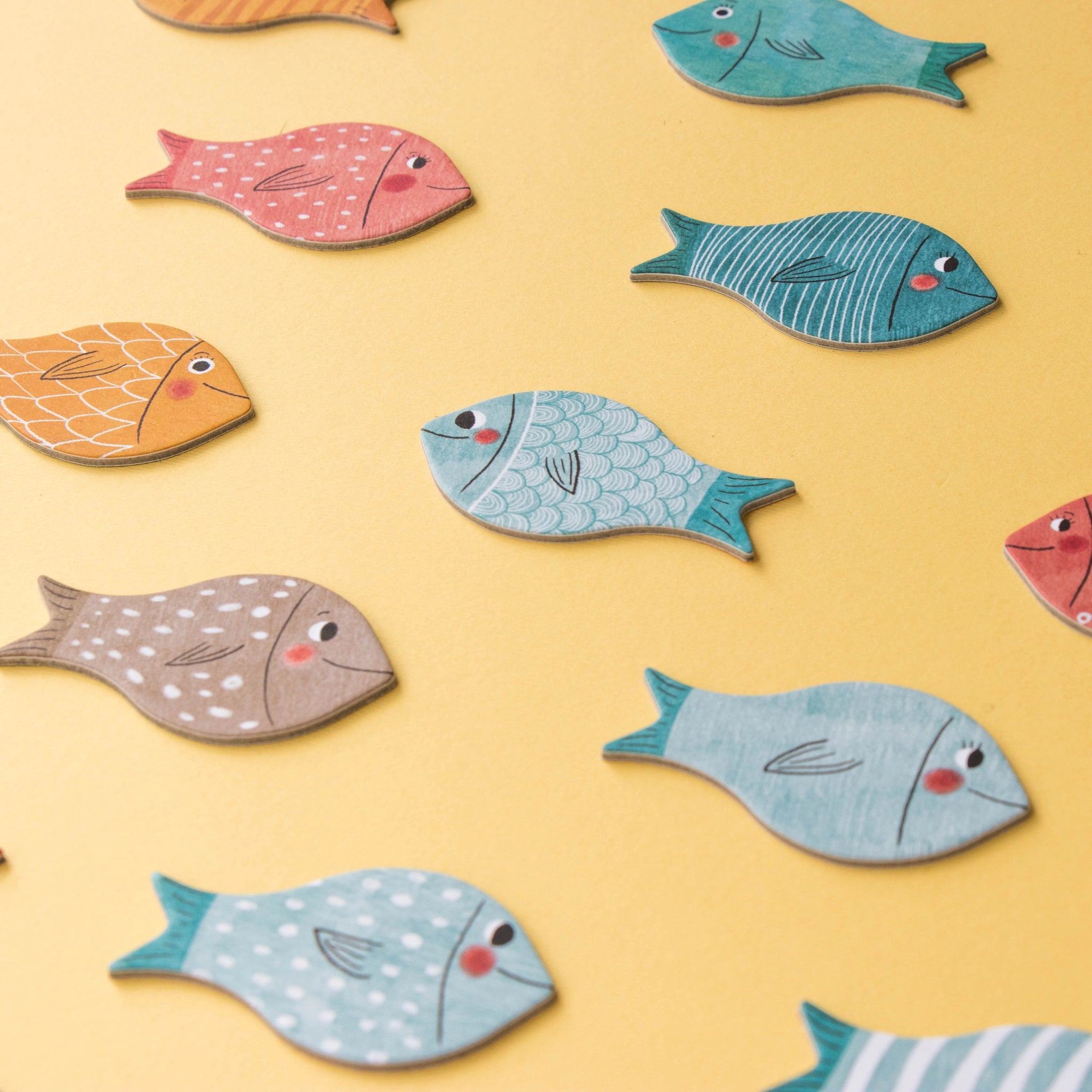 Freies Spiel: The whale and the fish, ein kreatives Legespiel aus FSC-Papier und recyceltem Karton, bestehend aus fischförmigen Objekten, das Fantasie und räumliche Orientierung bei Kindern ab 3 Jahren fördert.