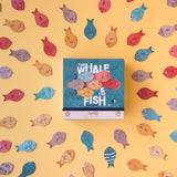 Freies Spiel: The whale and the fish, ein kreatives Legespiel aus FSC-Papier und recyceltem Karton, zeigt bunte Fischformen, die Fantasie und räumliche Orientierung für Kinder ab 3 Jahren fördern.