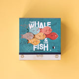 Freies Spiel: The whale and the fish - Kreatives Legespiel für Kinder, zeigt eine Schachtel mit Cartoonfischen. Hergestellt aus FSC-Papier und recyceltem Karton, fördert Fantasie und räumliche Orientierung.