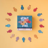 Freies Spiel: The whale and the fish – Kreatives Legespiel mit fischförmigen Objekten aus FSC-Papier und recyceltem Karton. Fördert Fantasie und räumliche Orientierung, ideal für Kinder ab 3 Jahren.