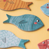 Freies Spiel: The whale and the fish – Kreatives Legespiel mit Fischformen aus recyceltem Karton, das Fantasie und räumliche Orientierung fördert. Hergestellt aus FSC-Papier, ideal für Kinder ab 3 Jahren.