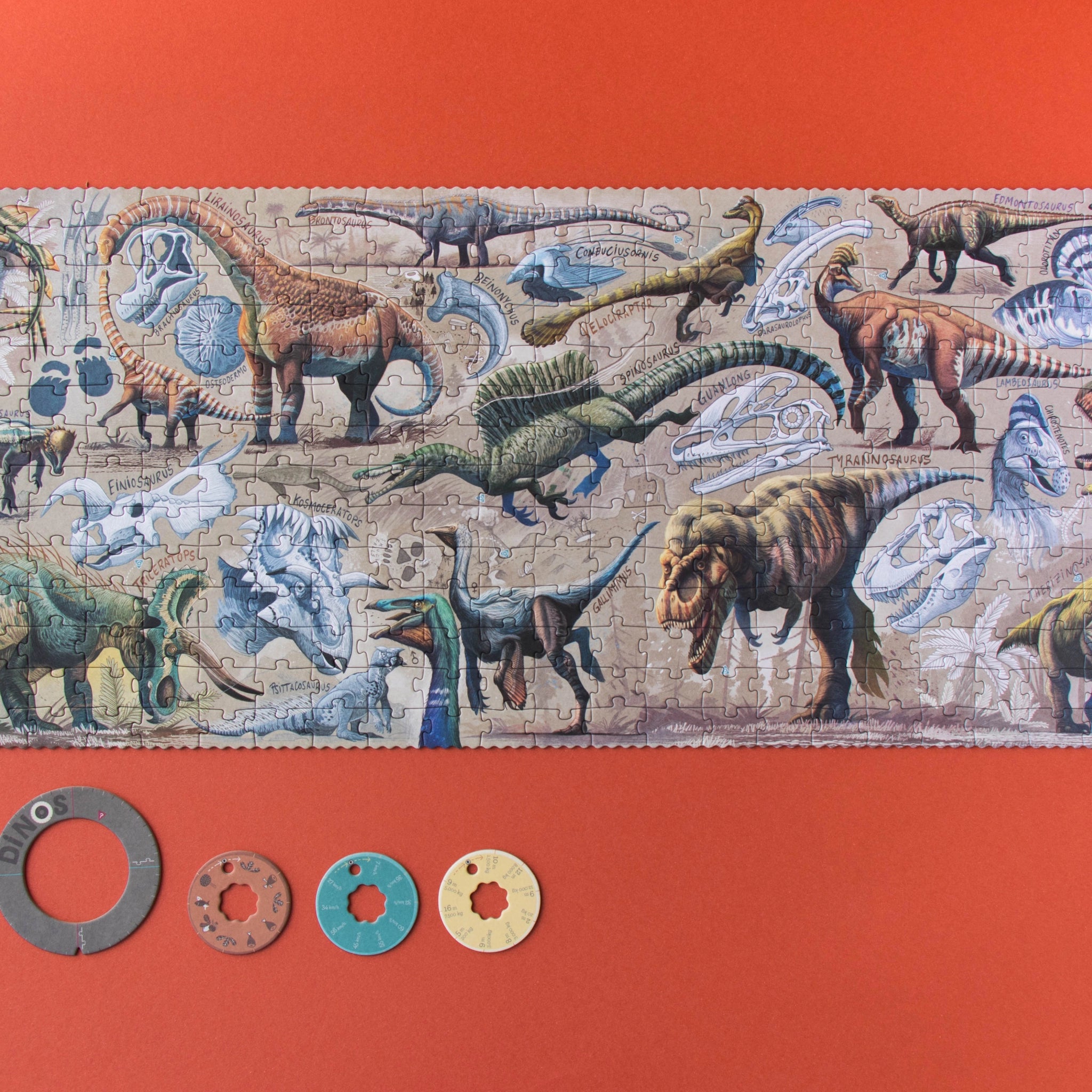 Puzzle: Dinos Explorer - 350-teiliges Puzzle zeigt Dinosaurier in verschiedenen Szenen, ideal für Kinder ab 8 Jahren. Enthält Entdecker-Scheiben zur Dino-Erforschung, hergestellt aus recyceltem Material in Spanien.