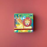 Taschenpuzzle: My little jungle, zeigt eine Cartoon-Szene mit einem Mädchen und einem Löwen. Das 24-teilige Puzzle aus recyceltem Karton ist ideal für Kinder ab 3 Jahren.