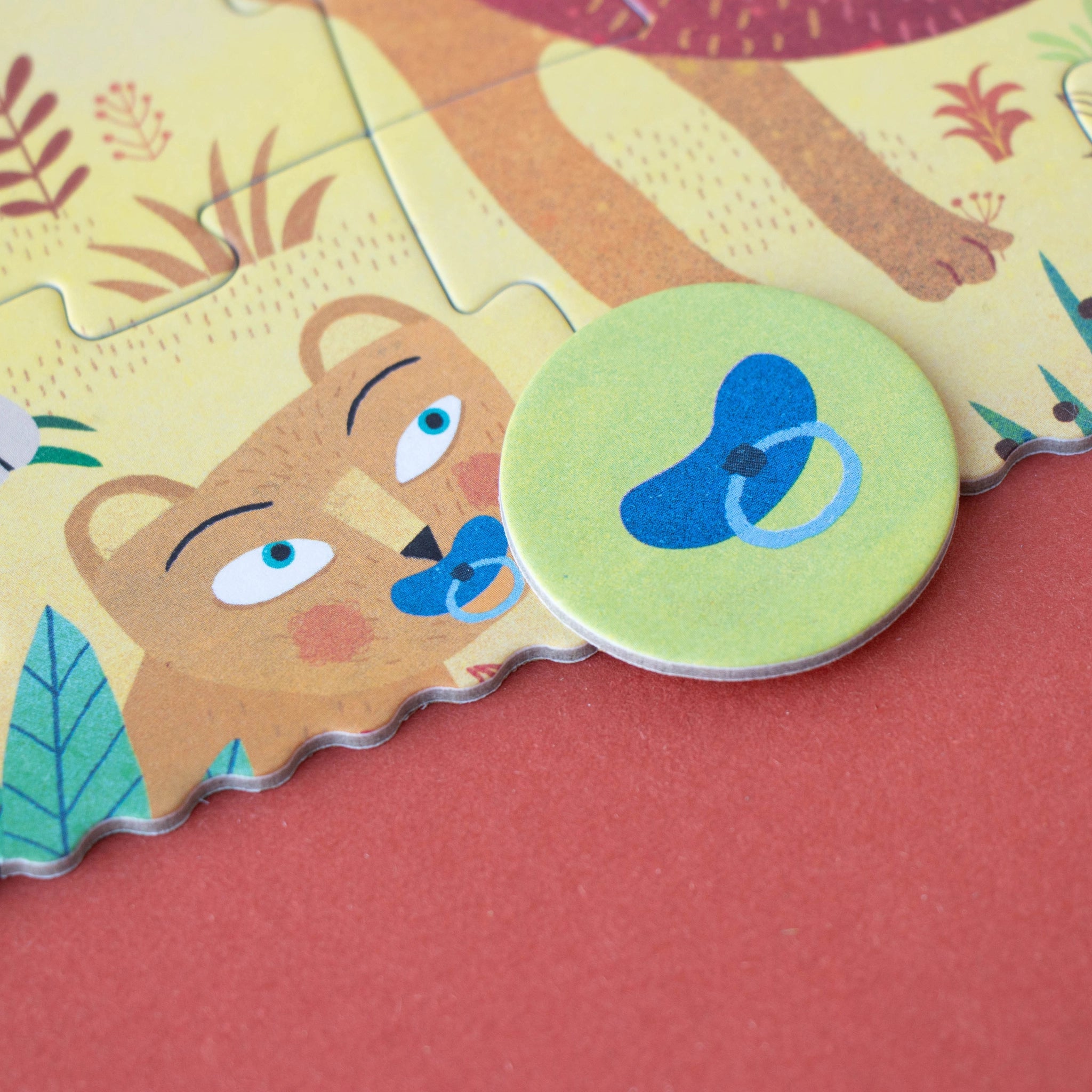 Taschenpuzzle: My little jungle, ein 24-teiliges Kinderpuzzle mit einem Cartoon-Bären und einer Schnullergrafik, aus FSC-Papier gefertigt. Ideal für unterwegs; fördert Kreativität und nachhaltige Produktion.