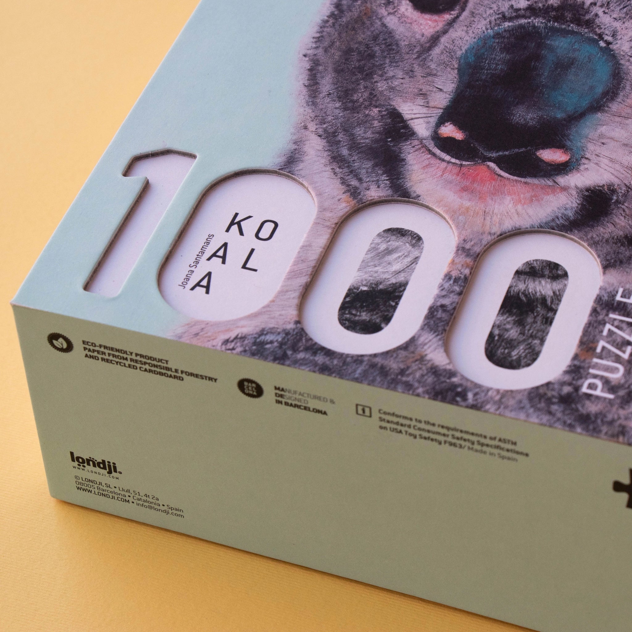 Puzzle: Koala, 1000-teilig, zeigt ein detailliertes Koala-Motiv auf einer Verpackung. Ideal für ältere Kinder und Erwachsene, aus nachhaltigem Material gefertigt, illustriert von Joana Santamans.