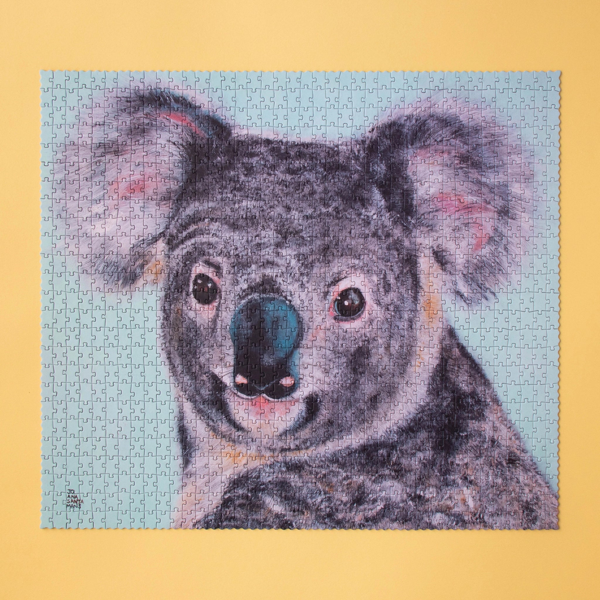 Puzzle: Koala – Ein 1000-teiliges Puzzle mit einem kunstvollen Koala-Motiv, illustriert von Joana Santamans, gefertigt aus FSC-Papier und recyceltem Karton in Spanien. Ideal für ältere Kinder und Erwachsene.