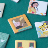 Puzzle & Erzählspiel: Look up – Eine Gruppe quadratischer Kärtchen aus FSC-Papier und recyceltem Karton. Enthält 100-teiliges Puzzle mit 48 Suchkarten, fördert Kreativität und Vorstellungskraft für Kinder ab 5 Jahren.