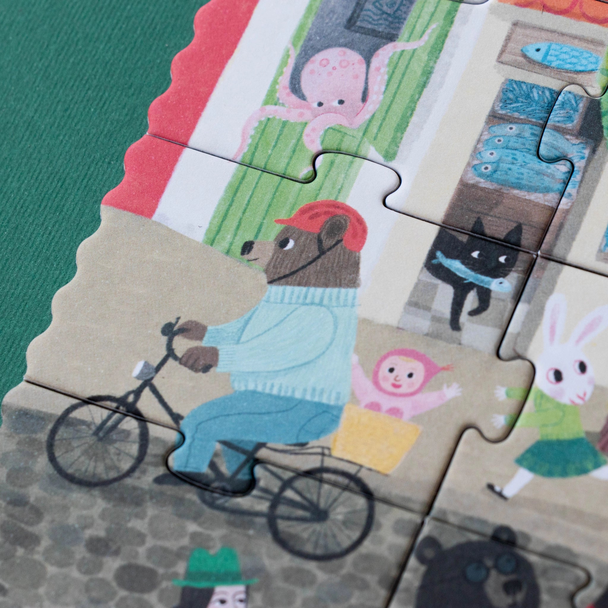 Puzzle & Erzählspiel: Look up zeigt ein Cartoon-Bär auf einem Fahrrad. Dieses 100-teilige Puzzle fördert Kreativität und Vorstellungskraft, ideal für Kinder ab 5 Jahren. Nachhaltig hergestellt in Spanien.