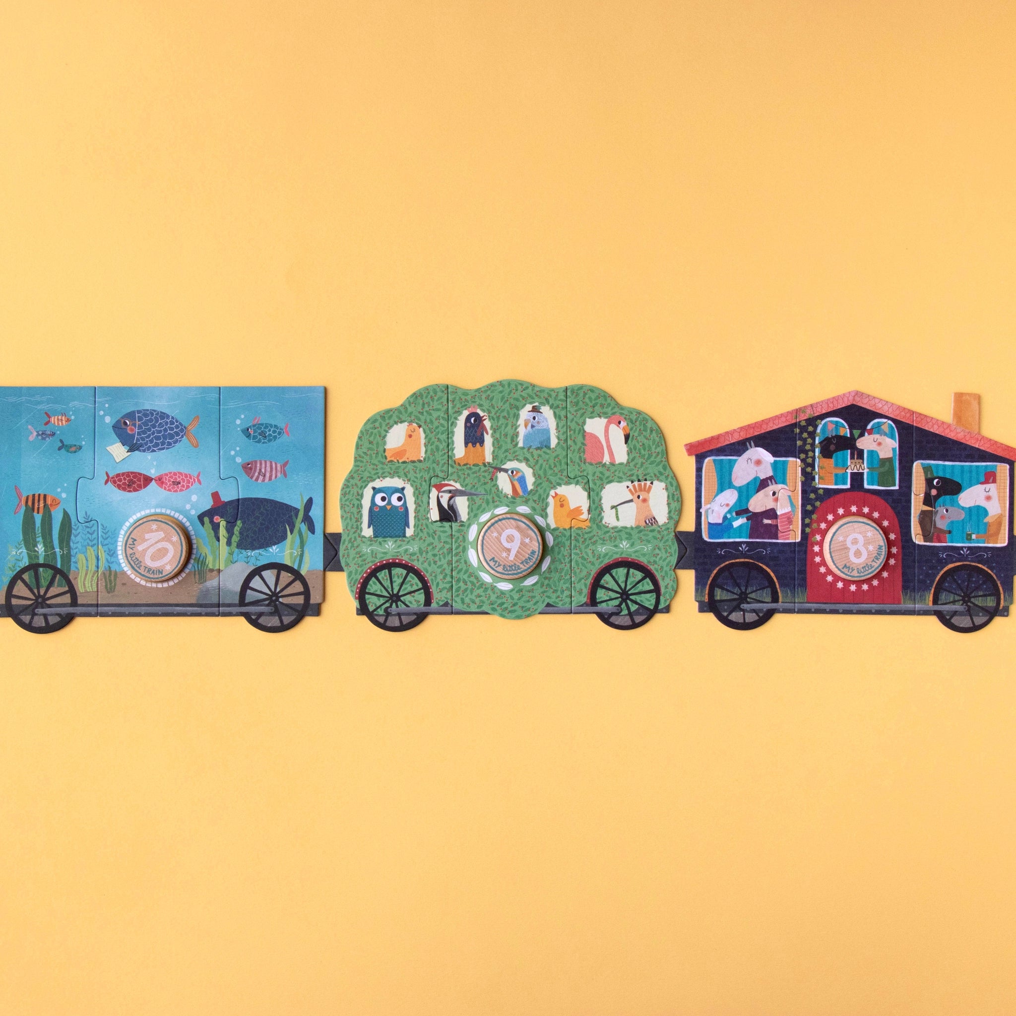 Puzzle: My little train, bestehend aus zehn dreiteiligen Puzzles in Form von Zugwaggons, aus FSC-Papier und recyceltem Karton, fördert spielerisches Lernen der Zahlen 1 bis 10 für Kinder ab 2 Jahren.