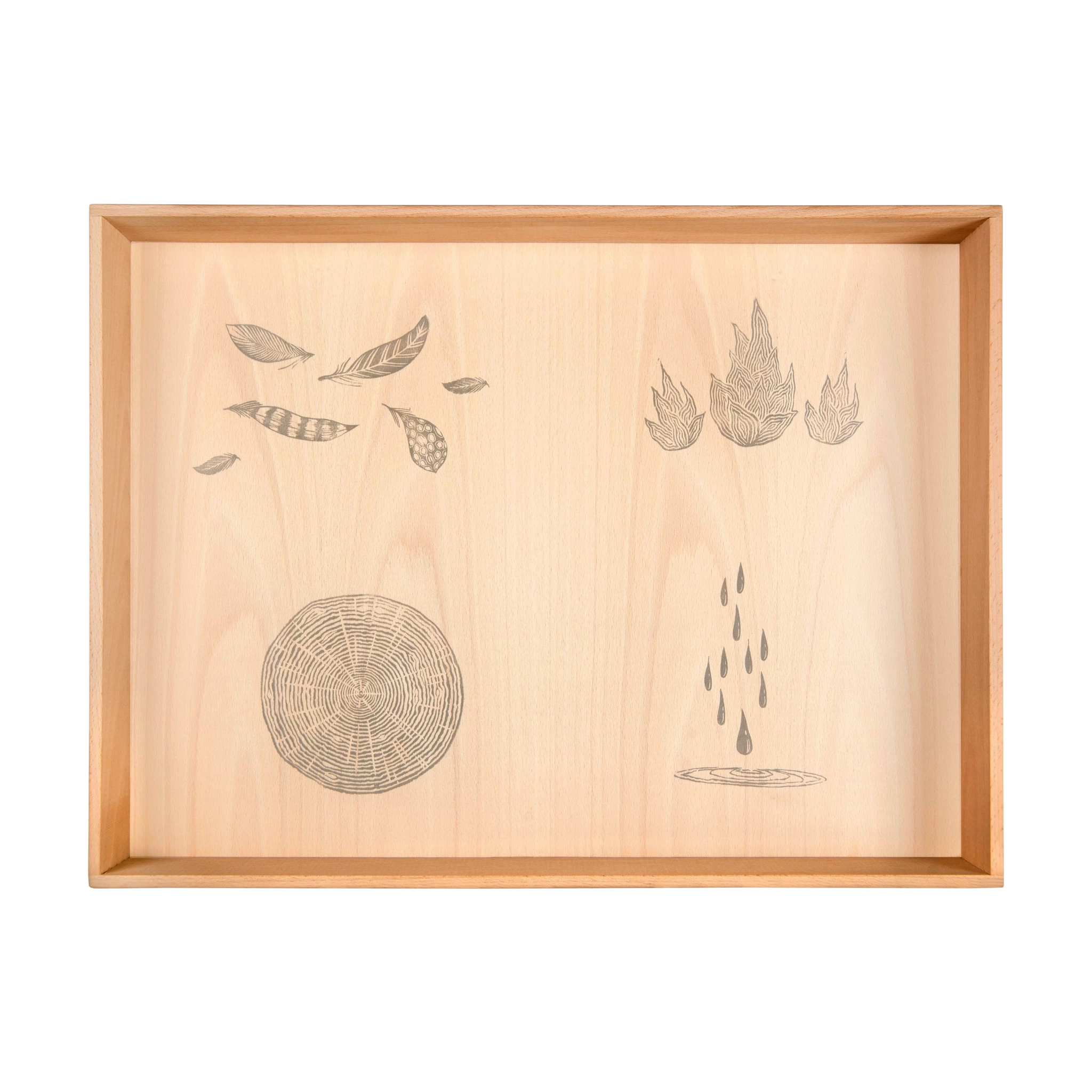 Freies Spiel: Play Box aus nachhaltig geforstetem Holz, dekoriert mit minimalistischen Elementmotiven: Federn, Flammen, Baumringe und Wassertropfen. Handgefertigt in Spanien, ideal für sensorisches und freies Spiel.