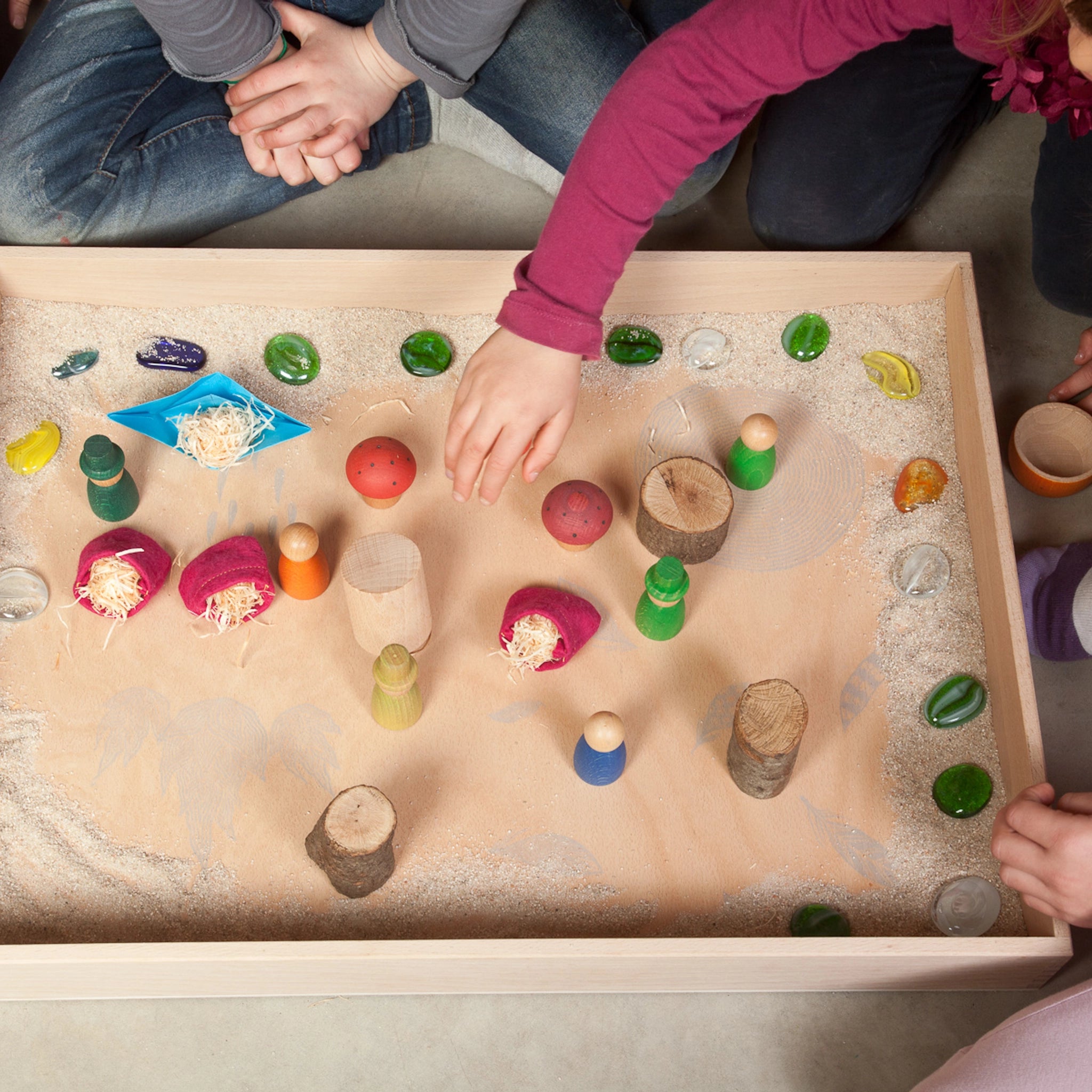 Freies Spiel: Play Box mit handgefertigten, naturinspirierten Holzobjekten für sensorisches und freies Spiel. Montessori-Konzept fördert Kreativität und ist ideal für Kinder, die nachhaltige Spielzeuge suchen.