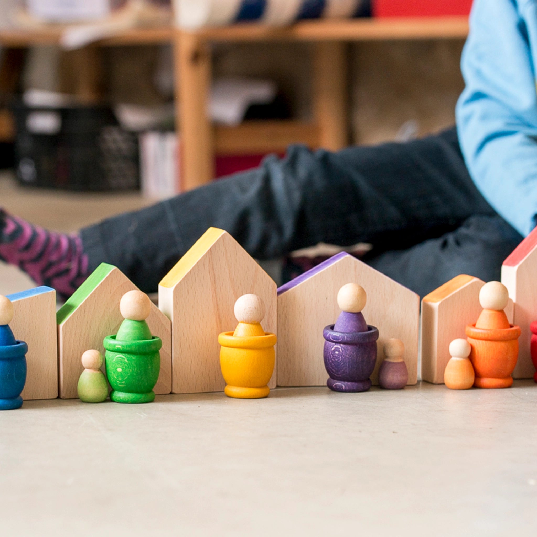 Freies Spiel: Baby Nins aus nachhaltig geforstetem Holz, handgefertigt in Spanien. Sechs Holzfiguren, ideal für freies Spiel, präsentiert in einer Kokosnussschale. Perfekt für kreative und nachhaltige Kinderspielmomente.