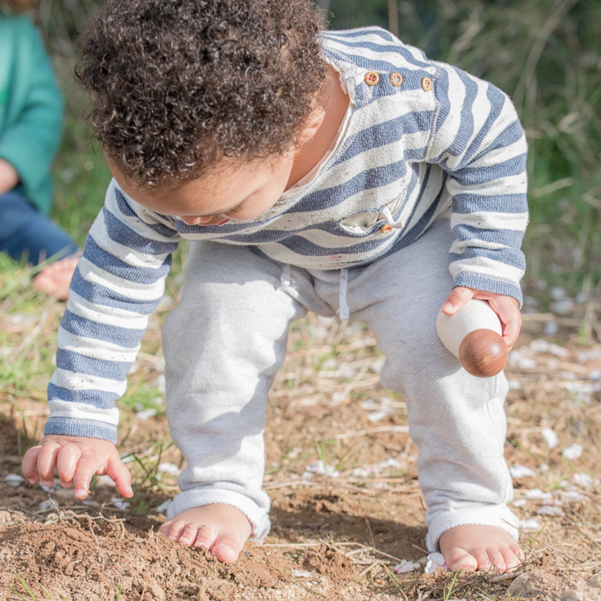 Freies Spiel: Dark Adult Nins aus nachhaltig geforstetem Holz, präsentiert in einem natürlichen Setting, ideal für das freie Spiel von Kindern. Handgefertigt, kombiniert mit klassischen Nins und Baby Nins von Grapat.