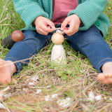 Freies Spiel: Dark Adult Nins aus dunklem, handgefertigtem Holz. Ein Kind sitzt und spielt mit diesen nachhaltigen, kombinierbaren Spielfiguren, die ideal für kreatives Kinderspiel sind.