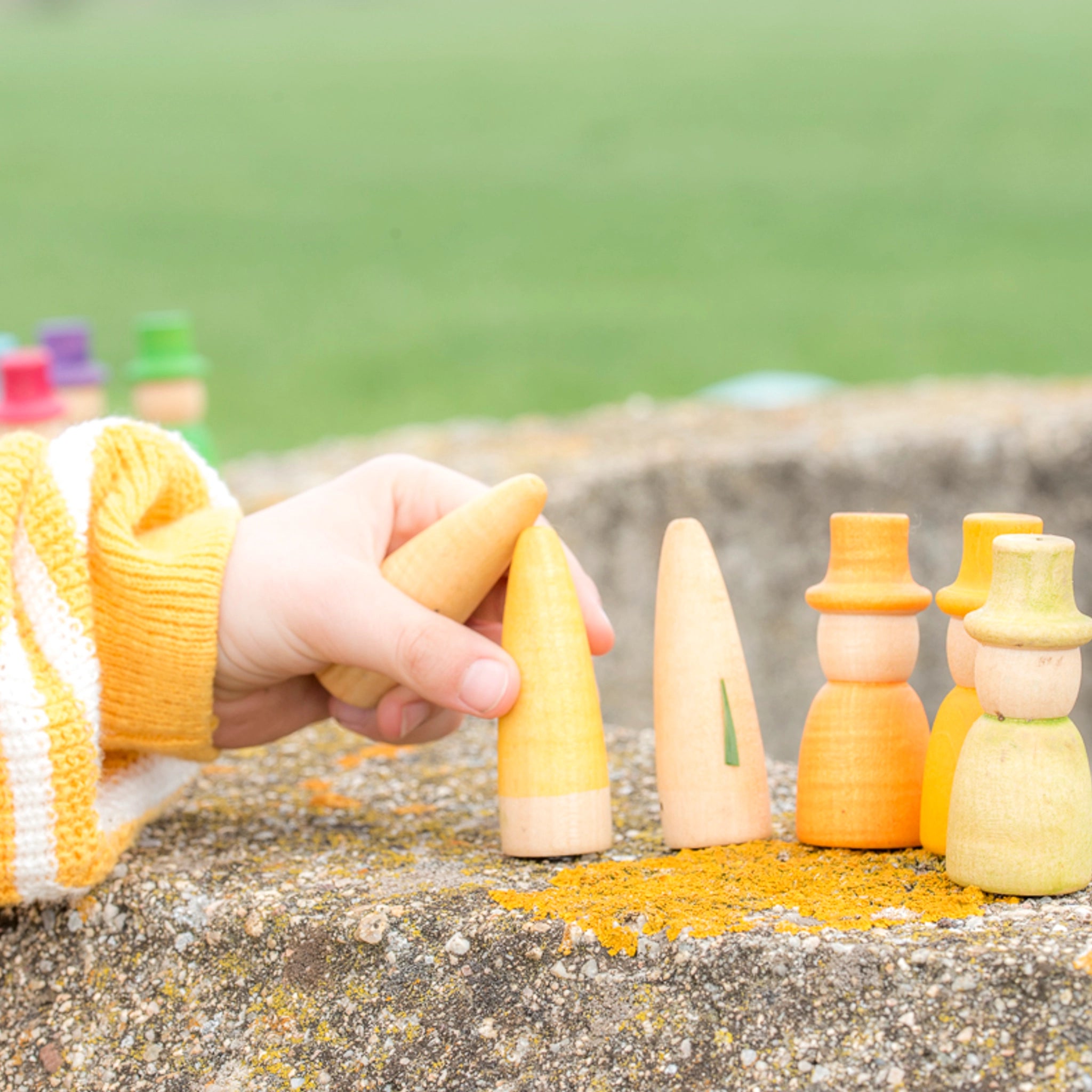 Freies Spiel: Wizards, handgefertigte, bunte Figuren aus nachhaltig geforstetem Holz, ideal für kreatives Spiel. Ein Set aus 12 Zauberer-Figuren, perfekt für fantasievolle Abenteuer von Kindern.