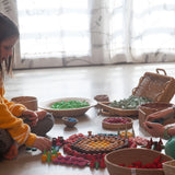 Freies Spiel: Mandala Flower – Kinder spielen mit handgefertigten Blüten aus nachhaltig geforstetem Holz, ideal zum Gestalten kreativer Mandalas und Kunstwerke. Set enthält 36 Blüten in verschiedenen Pinktönen.