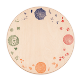 Freies Spiel: Seasons & Elements Platform – große, runde Holzplatte mit filigranen Designs der vier Jahreszeiten, ideal für kindliches, kreatives Spiel. Handgefertigt aus nachhaltig geforstetem Holz in Spanien.