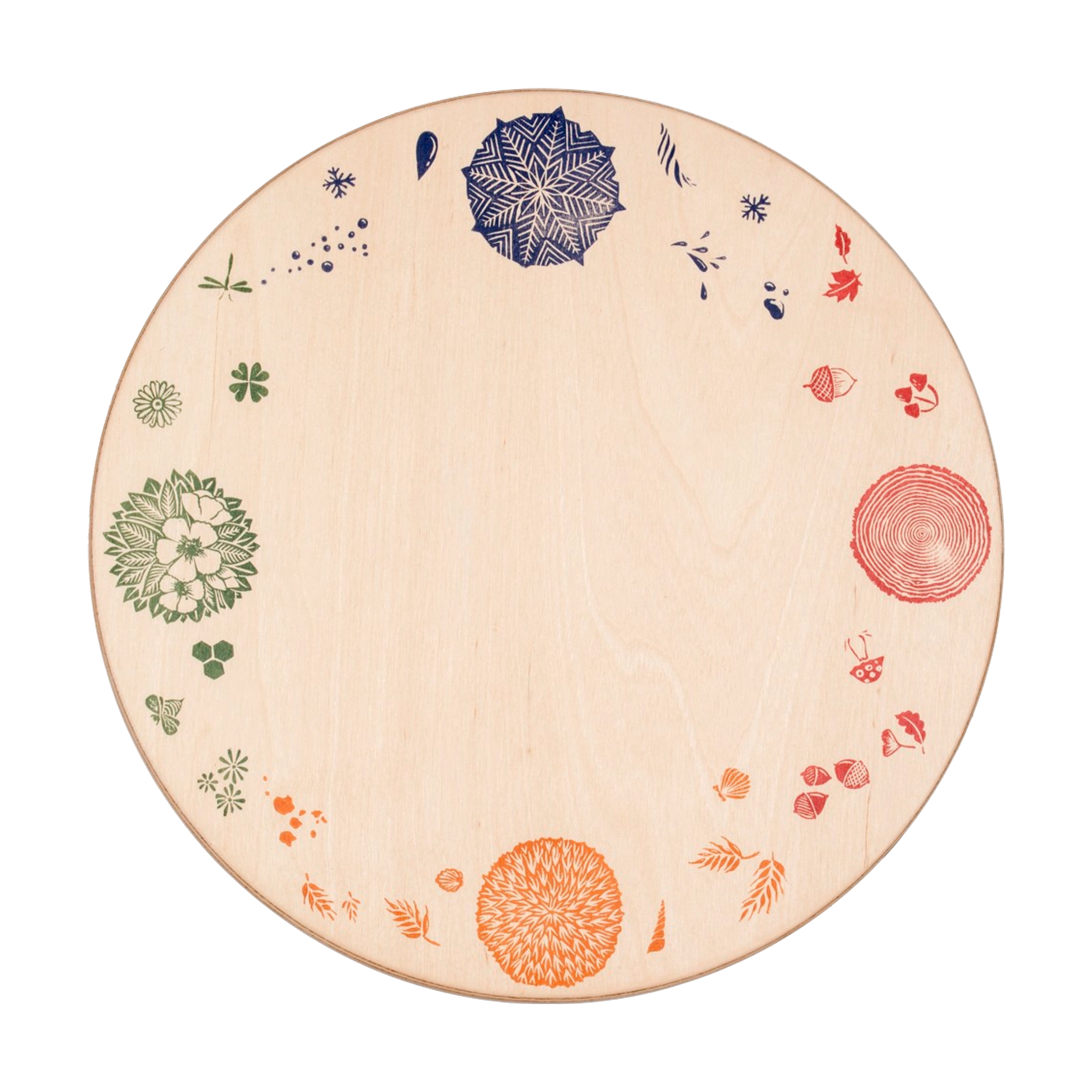 Freies Spiel: Seasons & Elements Platform – große, runde Holzplatte mit filigranen Designs der vier Jahreszeiten, ideal für kindliches, kreatives Spiel. Handgefertigt aus nachhaltig geforstetem Holz in Spanien.