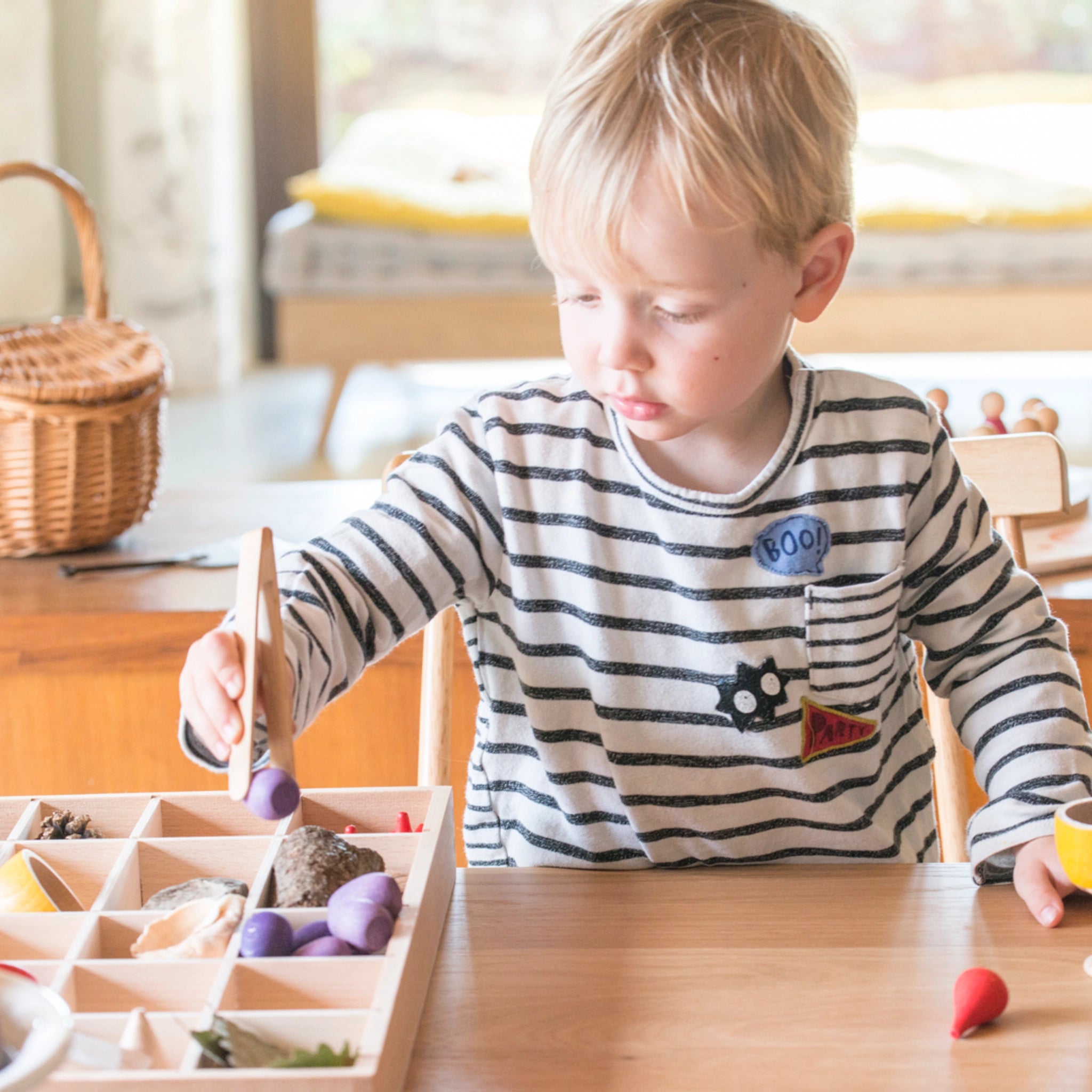 Freies Spiel: Tinker Tray aus nachhaltig geforstetem Holz. Ein handgefertigter Setzkasten für mehr Ordnung der Spielemente. Ideal für kreatives Spiel von Kindern, gefertigt in Spanien.