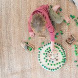 Freies Spiel: Mandala Tree – Ein Kind spielt mit handgefertigten Holzspielzeugen, ideal zum Gestalten von Mandalas oder Landschaften. Set enthält 36 Bäume, fördert kreatives, nachhaltiges Spielen.