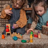 Freies Spiel: Together - Zwei Kinder spielen mit handgefertigten, nachhaltigen Holzfiguren aus einem Set von 12, die in verschiedenen Größen und Hautfarben gestaltet sind. Perfekt für kreatives Spiel.