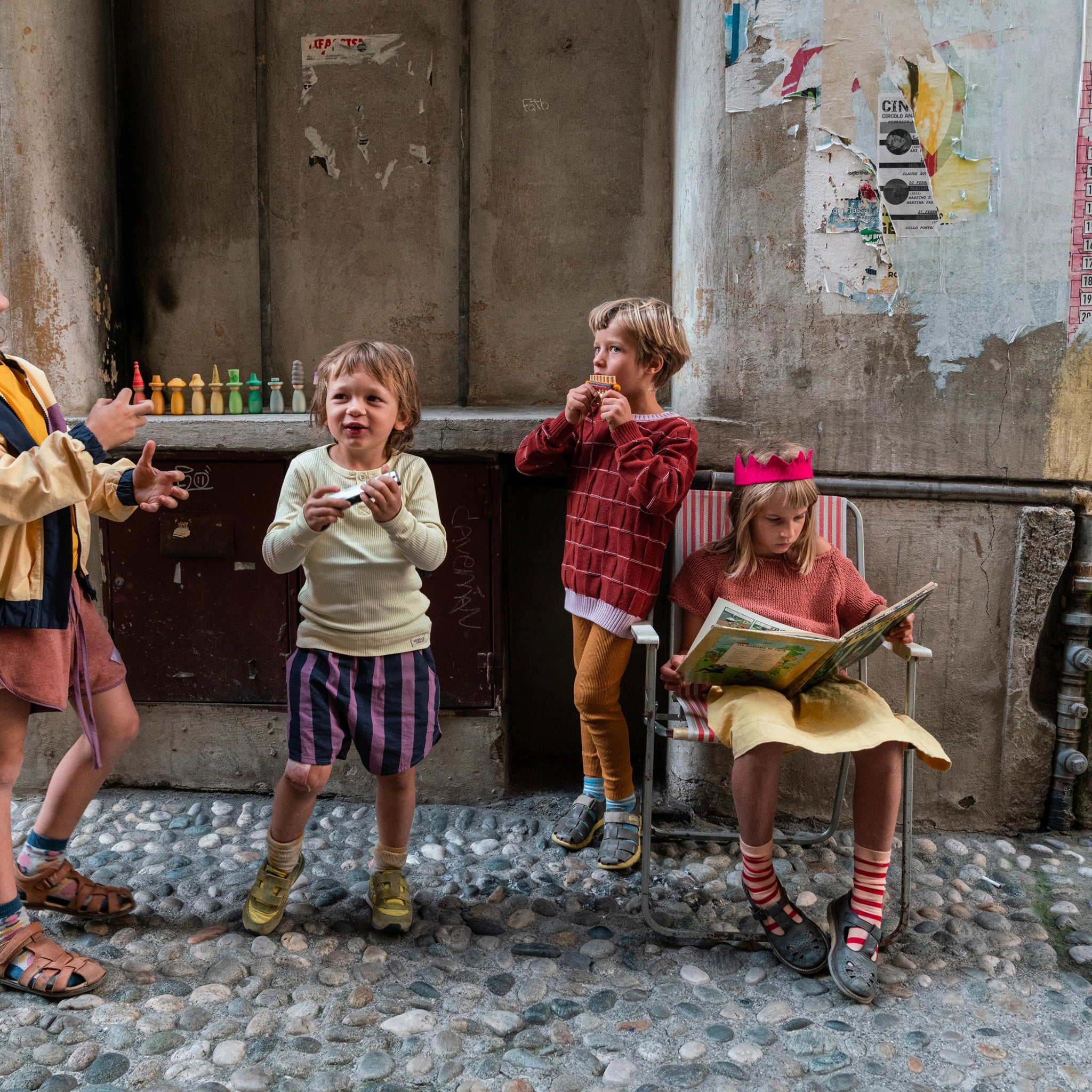 Freies Spiel: Fancy Nins, eine Gruppe von Kindern spielt mit handgefertigten, bunten Figuren aus nachhaltig geforstetem Holz. Ideal für kreatives Spielen im Freien.