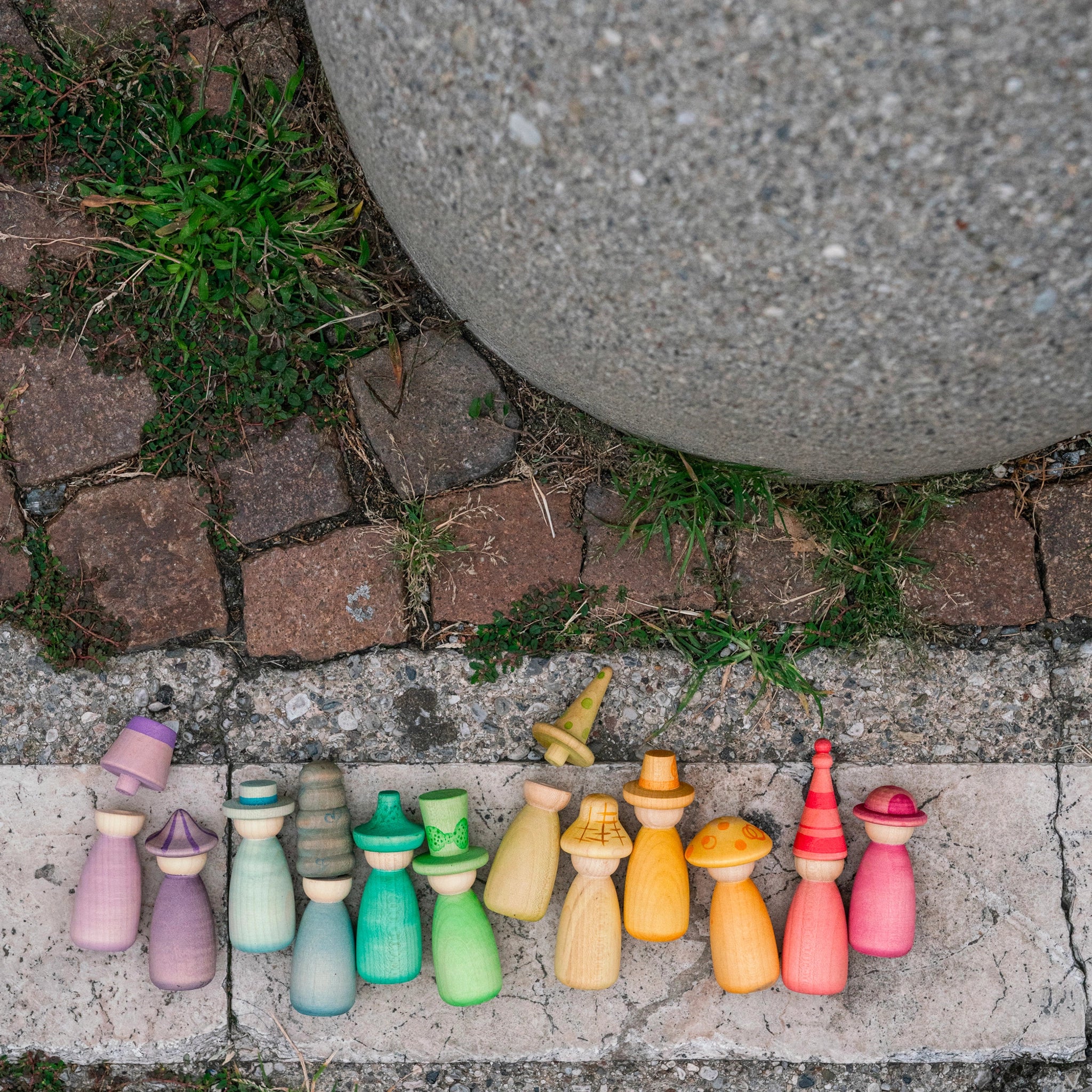 Freies Spiel: Fancy Nins, eine handgefertigte Gruppe von 12 bunten Holzfiguren mit abnehmbaren Hüten, ideal für kreatives Kinderspiel, aus nachhaltig geforstetem Holz, präsentiert von KLICKKLACK.