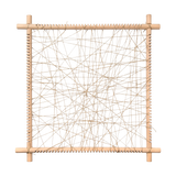 Freies Spiel: Frame aus nachhaltig geforstetem Holz, mit gespannten Fäden, ideal zum Weben und kreativen Spiel. Handgefertigt in Spanien, verkörpert er ästhetisches Design und fördert nachhaltige Kreativität für Kinder.