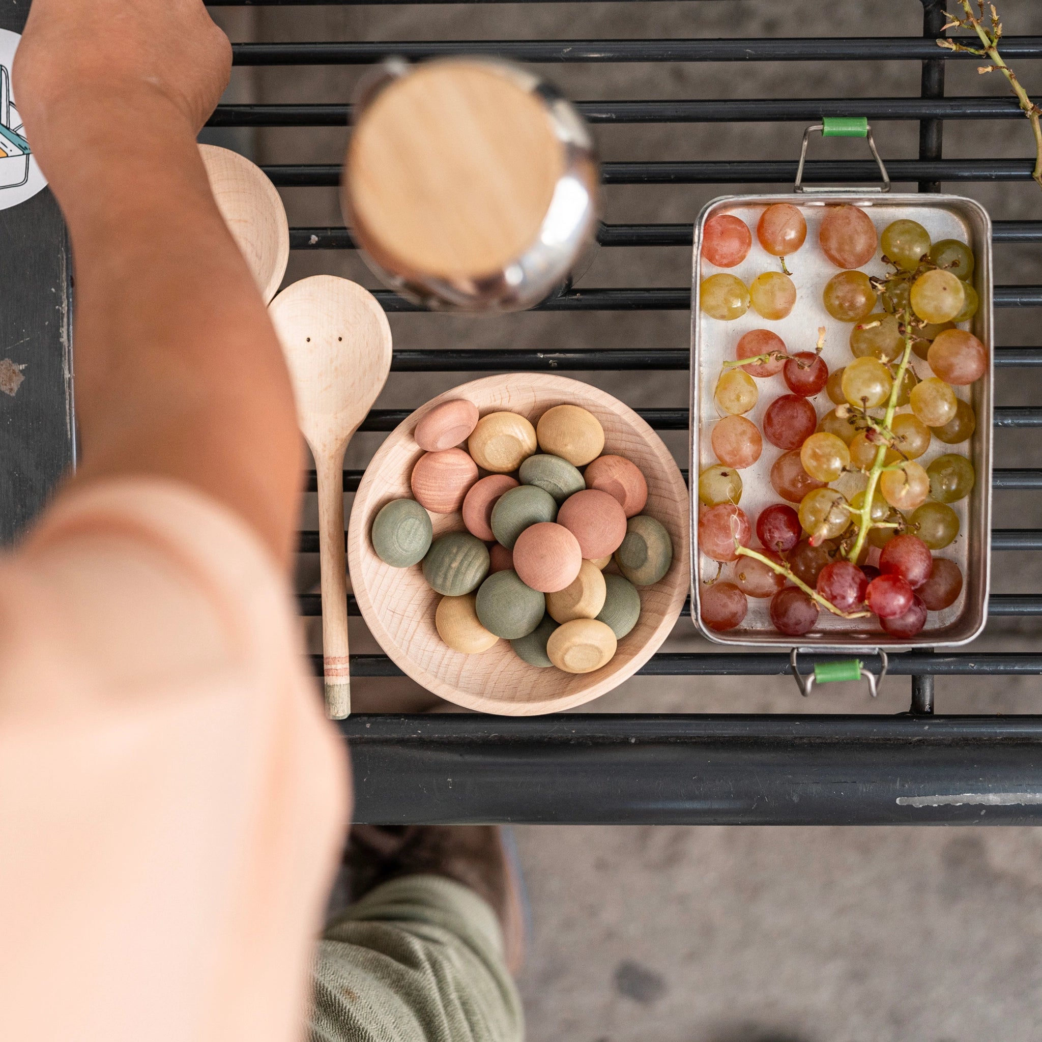 Freies Spiel: Yummy - Set aus nachhaltigem Holz, bestehend aus zwei handgefertigten Löffeln, einem Teller und 24 Holz-Köstlichkeiten. Perfekt für kreatives Kinderspiel, handgefertigt in Spanien und bei KLICKKLACK erhältlich.