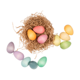 Freies Spiel: Happy Eggs, handgefertigte Holz-Eier in einem Nest, ideal für kreatives Spielen. Jedes der 12 bunten Eier ist in Spanien von Hand bemalt, nachhaltig und ästhetisch ansprechend.